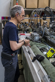 France, Vaucluse (84), L'Isle-sur-la-Sorgue, Manufacture Brun de Vian-Tiran, industrie textile lainière labellisée Entreprise du patrimoine vivant, atelier de tissage