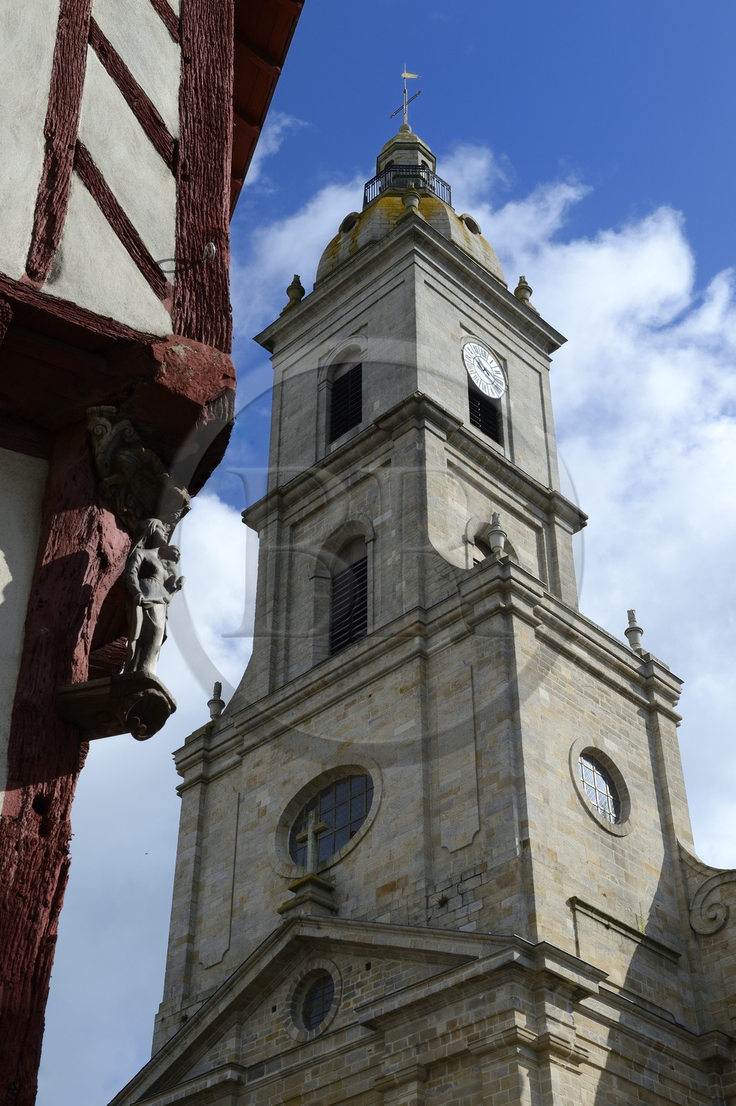 France, Morbihan (56), Golfe du Morbihan, Vannes, église Saint Patern vue depuis la rue Saint Nicolas et statuette de la Vierge