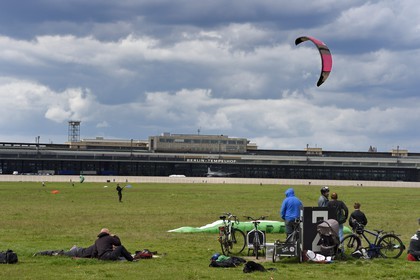 Allemagne, Berlin, ancien aéroport international de Berlin-Tempelhof reconverti en immense parc, un lieu de rencontre pour les kite surfeurs, kite boarders et Country Buggy kiter