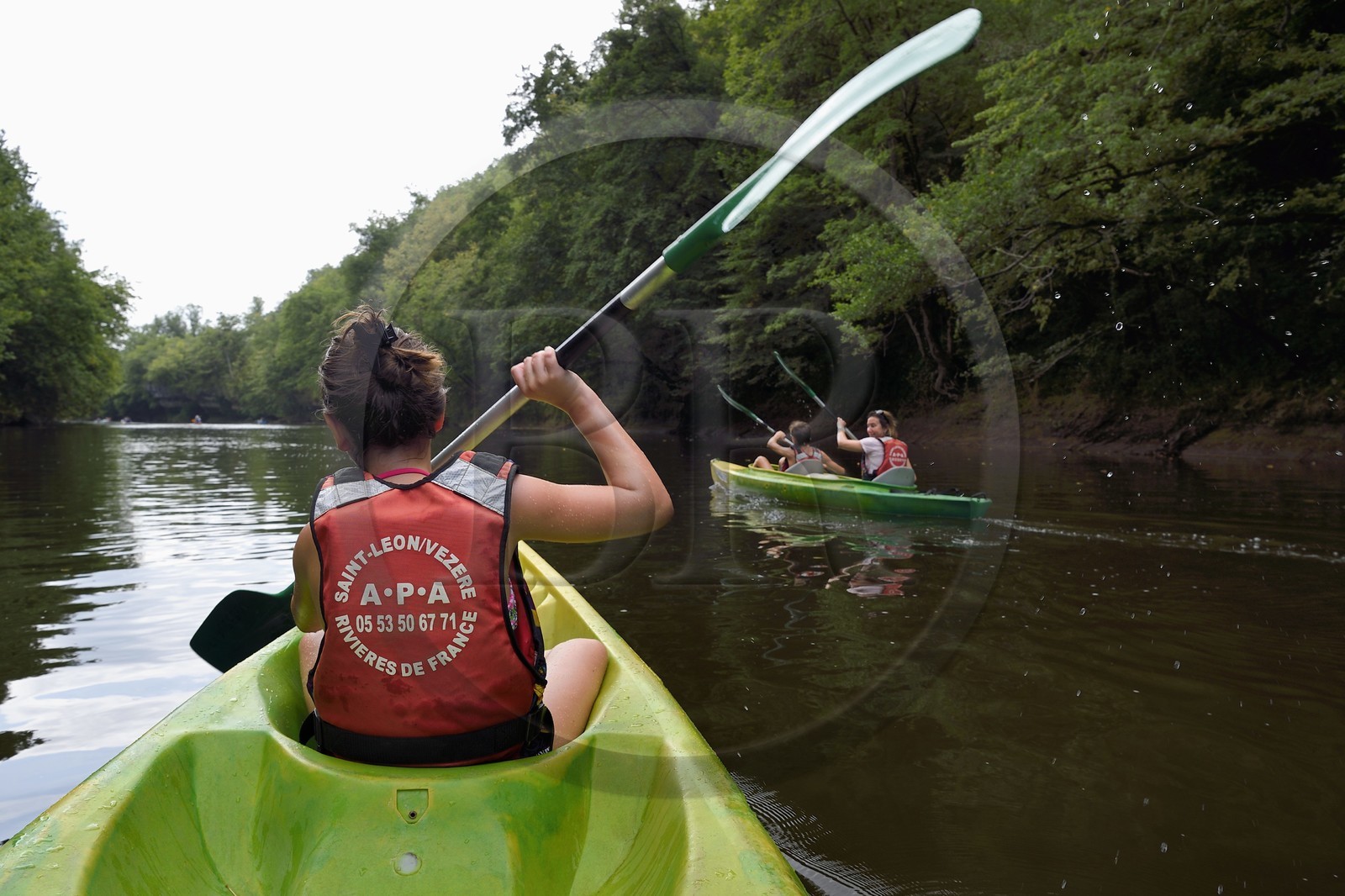 France, Dordogne (24), Périgord Noir, vallée de la Vézère, Saint-Léon-sur-Vézère, labellisé Les Plus Beaux Villages de France, canoe-kayak sur la Vézère