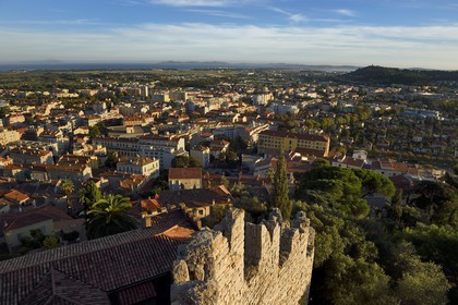 France, Var (83), Hyères, vue depuis les jardins suspendus du castel Sainte-Claire sur la ville et les Iles d'Hyères en arrière plan