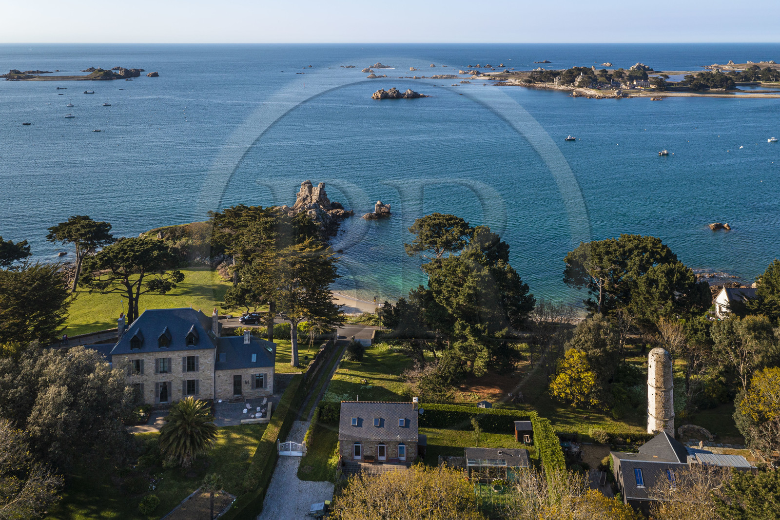 France, Côtes-d'Armor (22), Côte d'Ajoncs, Penvénan, Port Blanc, le feu de Port-Blanc aussi appelé feu du Voleur qui se dresse à droite et l'Ile de Saint Gildas en arrière plan (vue aérienne)