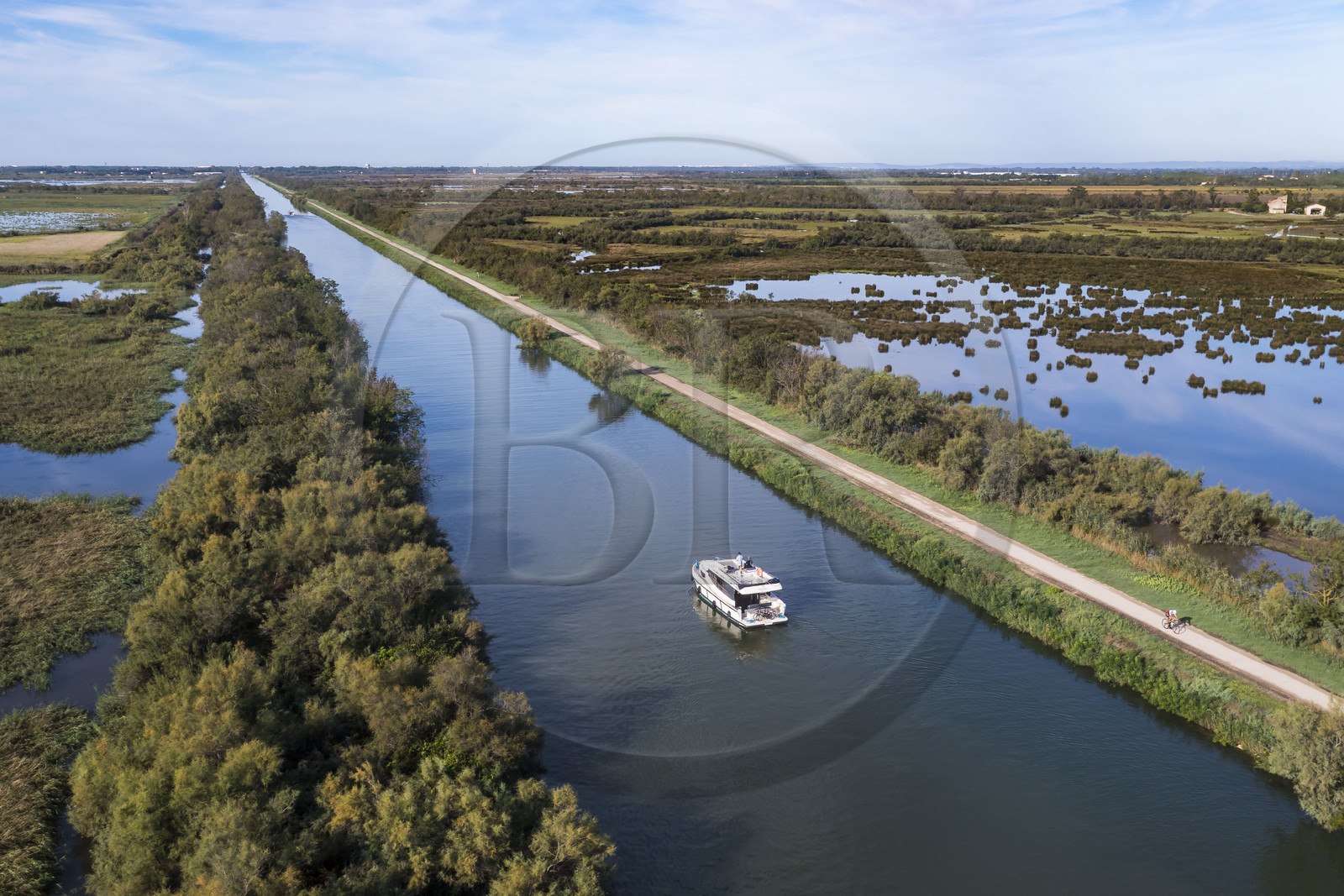 France, Gard (30), la Petite Camargue, navigation d'un bateau de plaisance Le Boat sur le canal du Rhône à Sète entre Gallician et Aigues-Mortes (vue aérienne) France, Gard, the Petite Camargue, navigation of a pleasure boat Le Boat on the Rhone to Sète Canal between Gallician and Aigues-Mortes (aerial view)