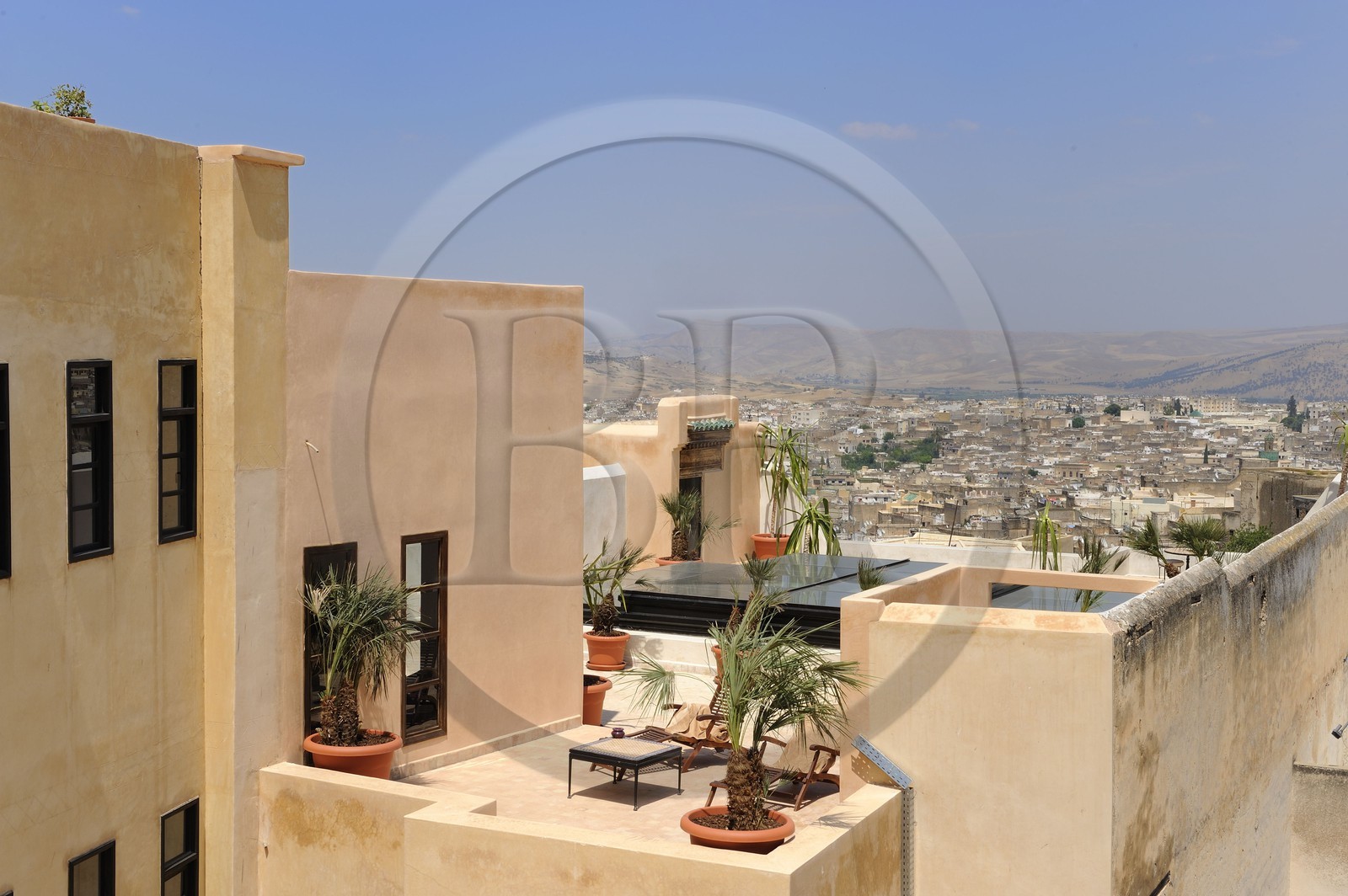 Maroc, Moyen Atlas, Fès, ville impériale, médina classée Patrimoine Mondial de l'UNESCO, toits de l'hôtel de luxe Riad Fes dans Fès el Bali