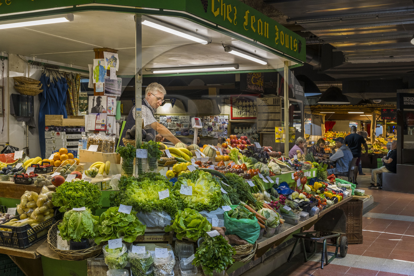 France, Hérault (34), Sète, Les Halles, marché couvert, étal de fruits et légumes