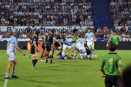 France, Pyrénées-Atlantiques (64), Pays-Basque, Bayonne, stade Jean-Dauger, derby basque de rugby entre l'Aviron Bayonnais (en bleu) et le Biarritz Olympique (ici en noir)