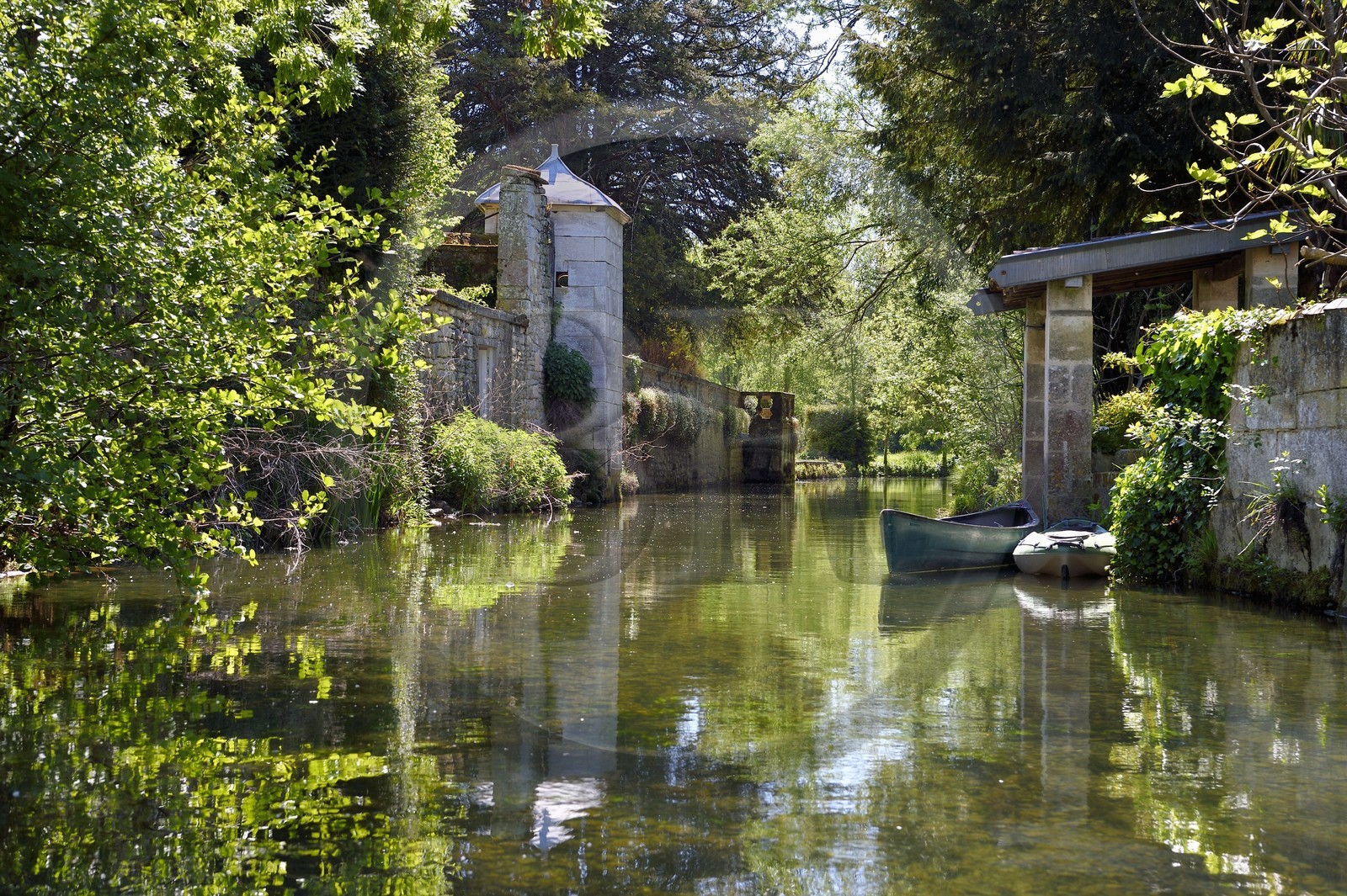 France, Charente (16), Bassac, la Guirlande creusé par les moines de l'abbaye Saint-Étienne de Bassac au XIème siècle, un affluent de la Charente