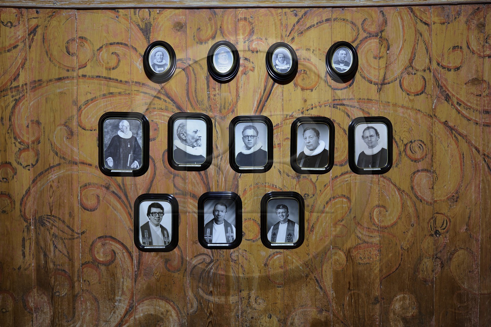 Norvège, Laerdal, Undredal sur le fjord d'Aurland, église en bois debout (stavkirke) de 1147, les anciens pasteurs