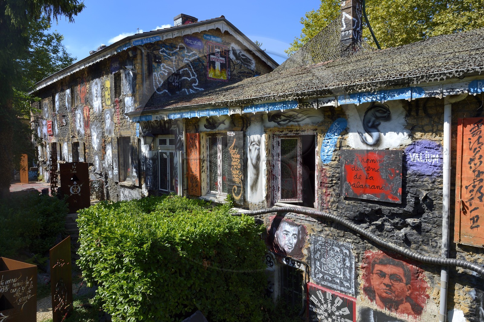France, Rhône (69), Saint-Romain-au-Mont-d'Or, la Demeure du Chaos, l'œuvre d'art est basé sur la transformation sans fin de la maison du XVIIème siècle de l'artiste plasticien Thierry Ehrmann en une réplique de zone de guerre à l'image du monde présent