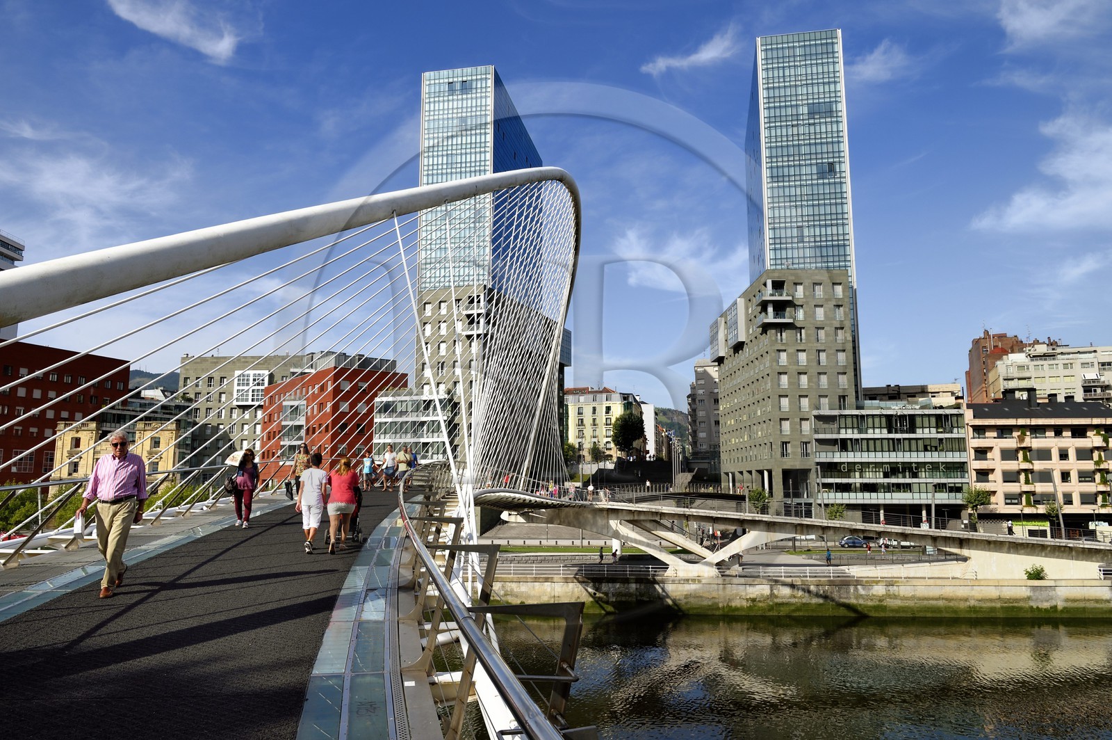 Espagne, Pays basque espagnol, Biscaye, Bilbao, passerelle suspendue Zubizuri dessinée par l'architecte Santiago Calatrava sur le Ria de Bilbao et Isozaki Atea (Porte Isozaki ou tours jumelles) de l'architecte japonais Arata Isozaki en arrière-plan