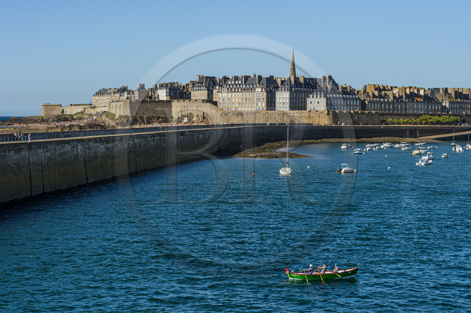 France, Ille-et-Vilaine (35), Côte d'Emeraude, Saint-Malo, la ville fortifiée et le môle des Noires