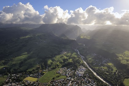 France, île de la Réunion, côte Nord-Est entre Sainte-Suzanne et Saint-André, champs de cannes à sucre et les Gorges de la rivière du Mât qui mènent au Cirque de Salazie, classé Patrimoine Mondial de l'UNESCO (vue aérienne)