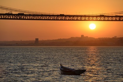 Portugal, Lisbonne, le pont du 25 de Abril sur le Tage