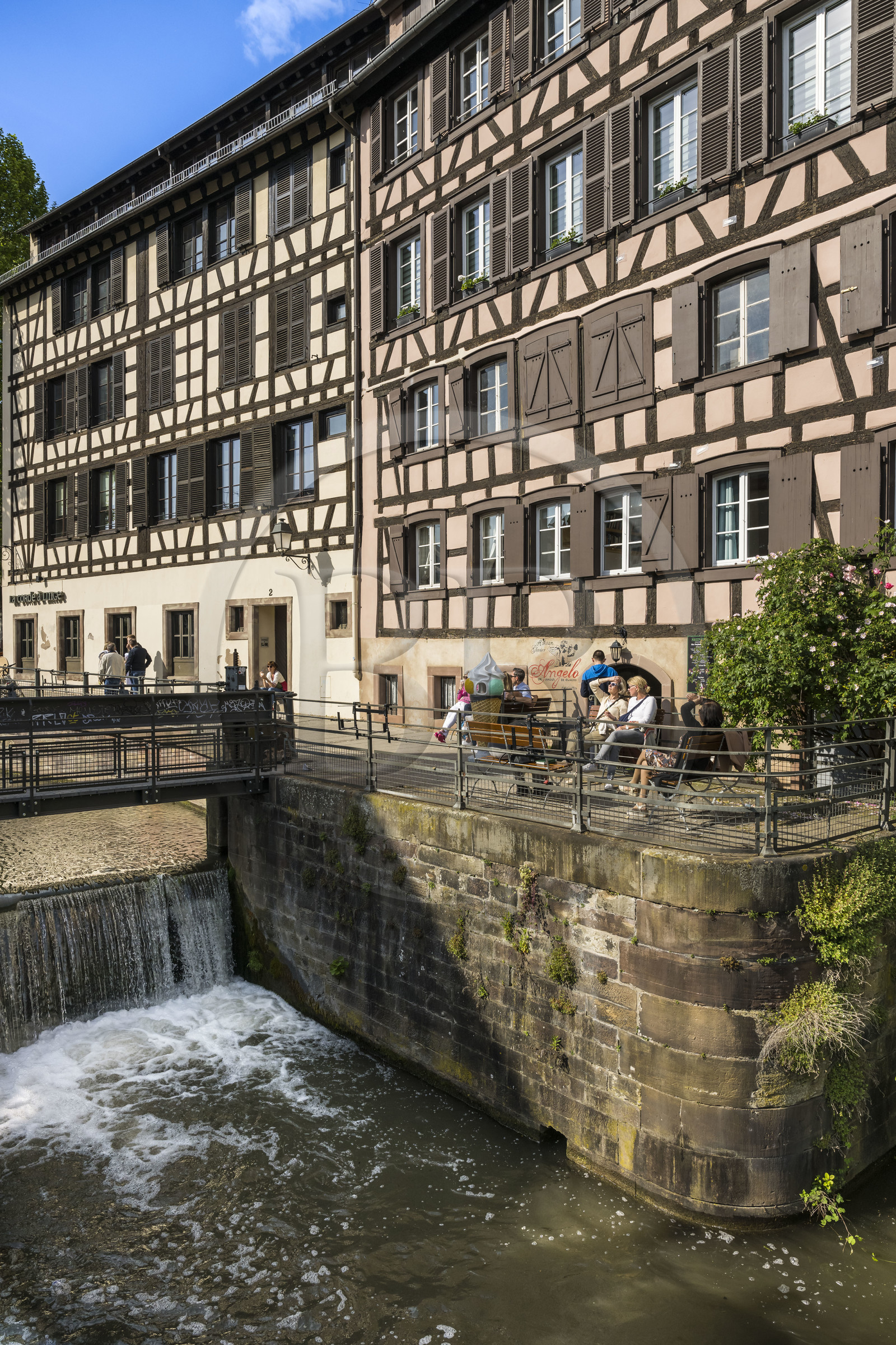France, Bas-Rhin (67), Strasbourg, vieille ville classée au Patrimoine Mondial de l'UNESCO, quartier de la Petite France, l'écluse sur l'Ill vers le quai des Moulins et la passerelle des anciennes glacières