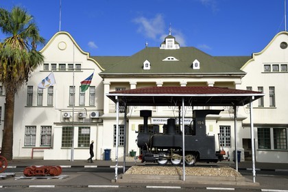Namibie, région de Khomas, Windhoek, la gare dans Bahnhof strasse à l'architecture coloniale datant de l'époque allemande, la moitié d'une locomotive à l'origine jumelle exploitée entre 1904 et 1915 appelée Poor Old Joe au premier plan