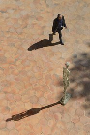 France, Alpes-Maritimes (06), Saint Paul de Vence, Fondation Maeght de l’architecte catalan Josep Lluis Sert, musée d'art contemporain, cour Giacometti, Femme debout II (1960) de Alberto Giacometti