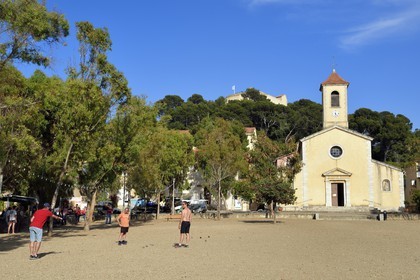 France, Var (83), Iles d'Hyères, parc national de Port Cros, Ile de Porquerolles, village de Porquerolles, église de Sainte Anne sur la Place d'Armes