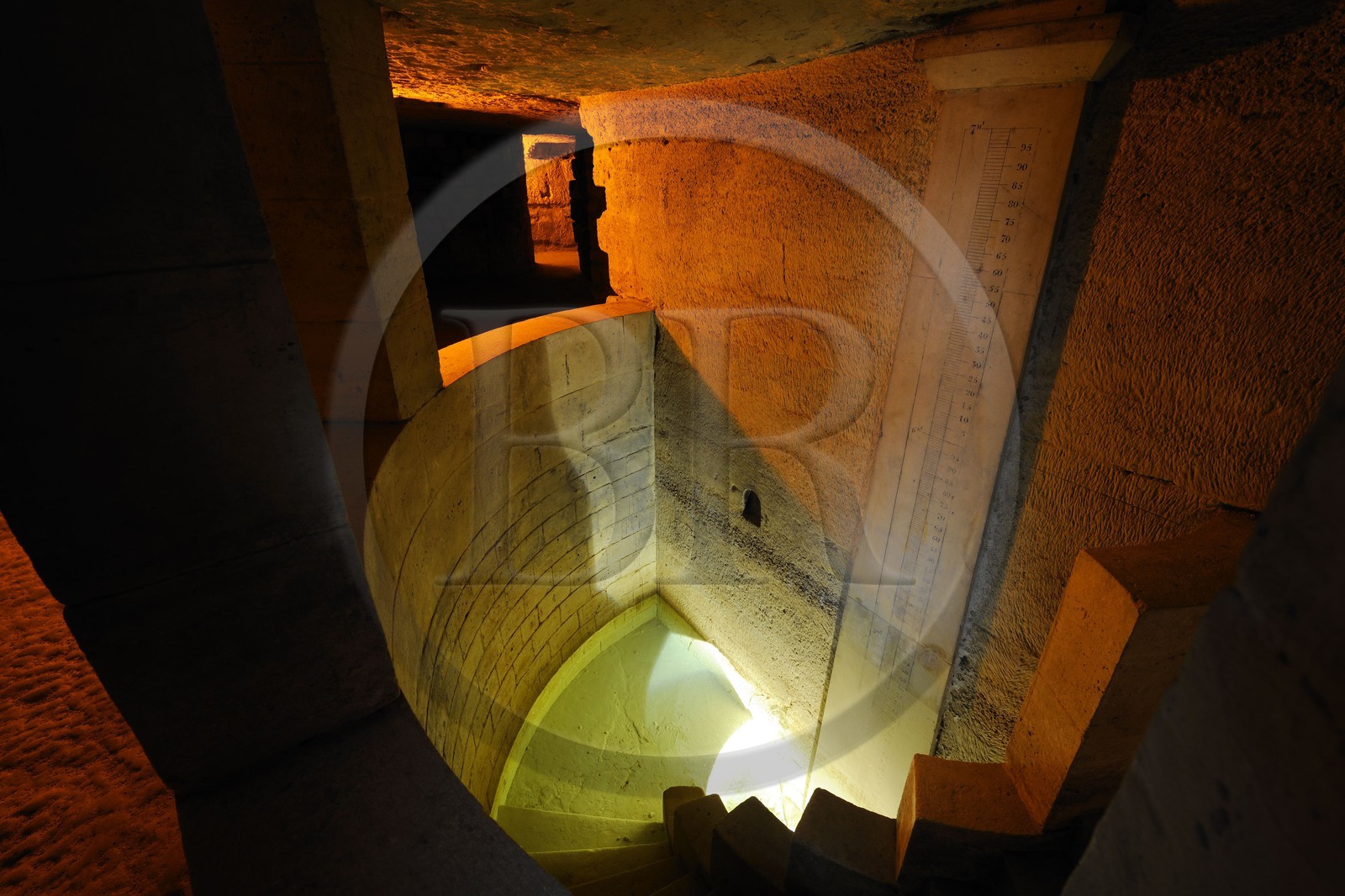 France, Paris (75), la carrière des Capucins sous l'hopital Cochin, échelle d'étiage permet de connaître les variations de hauteur de la nappe phréatique (1811)