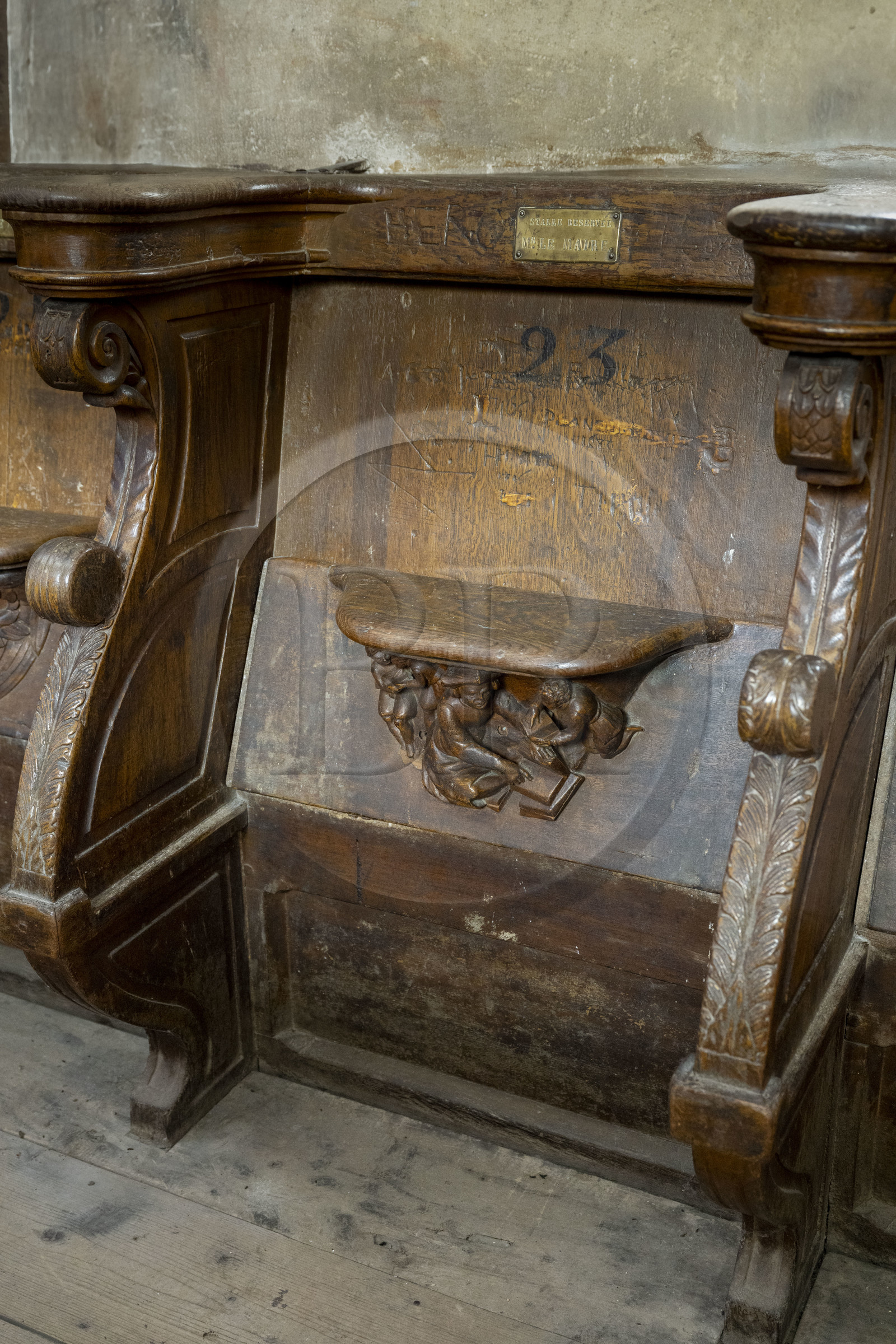 France, Yonne (89), Auxerre, cathédrale Saint-Etienne, sculpture de l'assise d'une stalle représentant le futur évèque Jacques Amyot encore précepteur des enfants de Catherine de Medicis