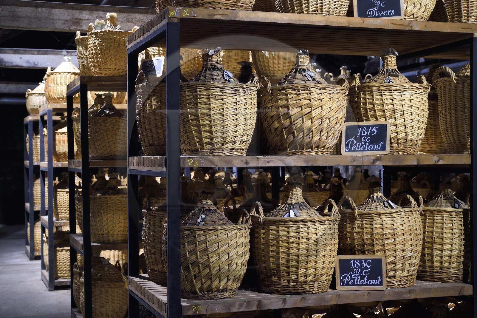 France, Charente (16), Cognac, les chais de vieillissement de la Maison de cognac Hennessy, le chai paradis où sont plaçés les eaux-de-vie les plus anciennes et les plus exceptionnelles, dames-jeannes en verre corsetées d'osier et dames-jeannes en verre corsetées d'osier