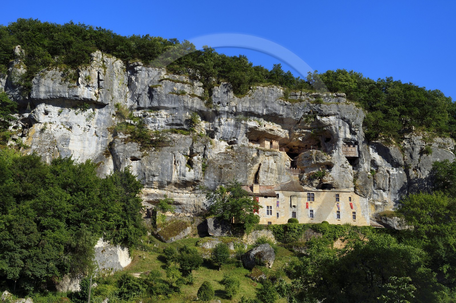 France, Dordogne (24), Périgord Noir, vallée de la Vézère, Tursac, maison fortifiée troglodytique de Reignac du XVIe siècle