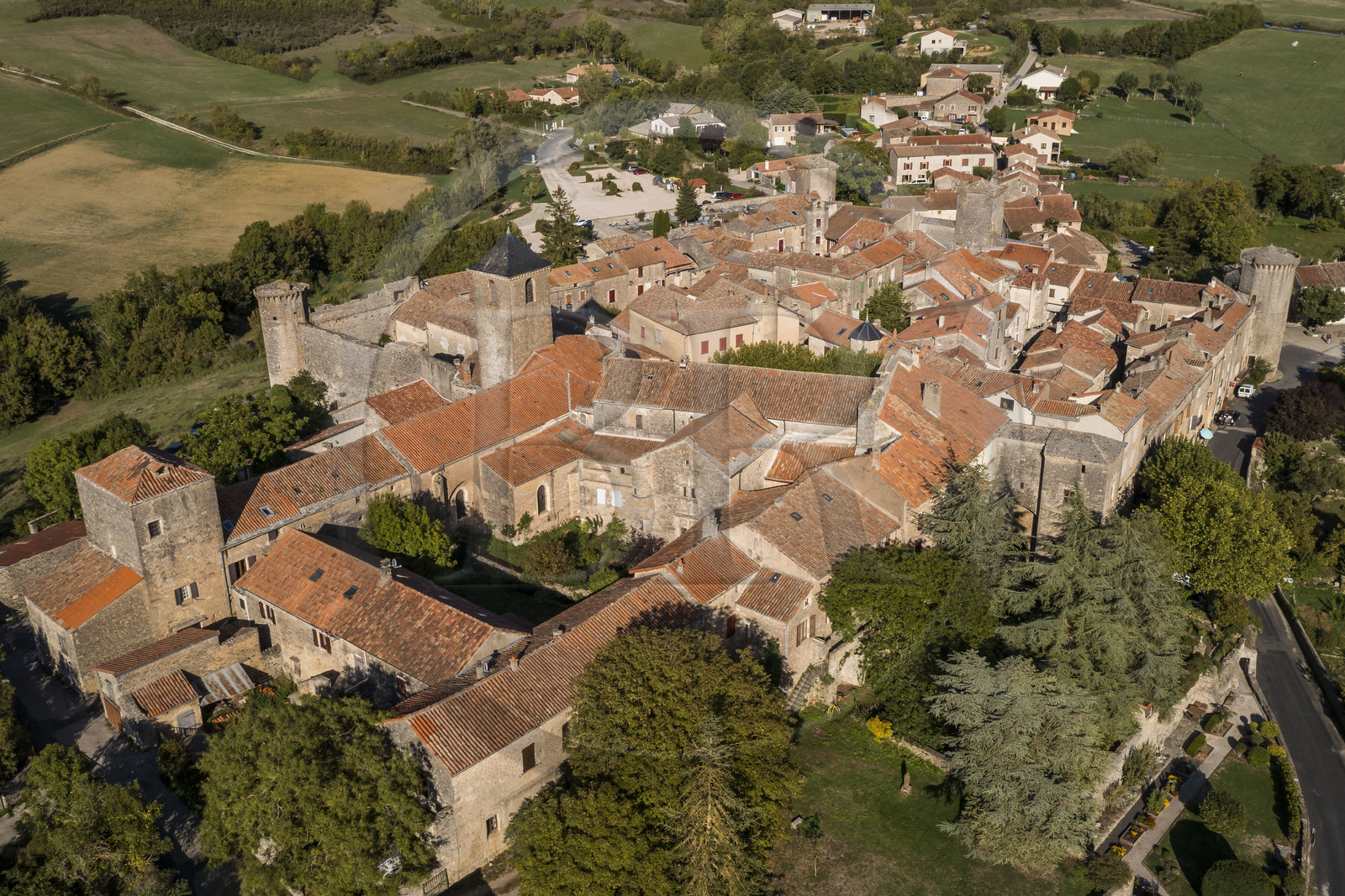 France, Aveyron (12), Causses et les Cévennes, paysage culturel de l'agro-pastoralisme méditerranéen, classés Patrimoine Mondial de l'UNESCO, Sainte-Eulalie-de-Cernon, la Commanderie Templière puis commanderie hospitalière de l'ordre de Saint-Jean de Jérusalem au premier plan(vue aérienne)
