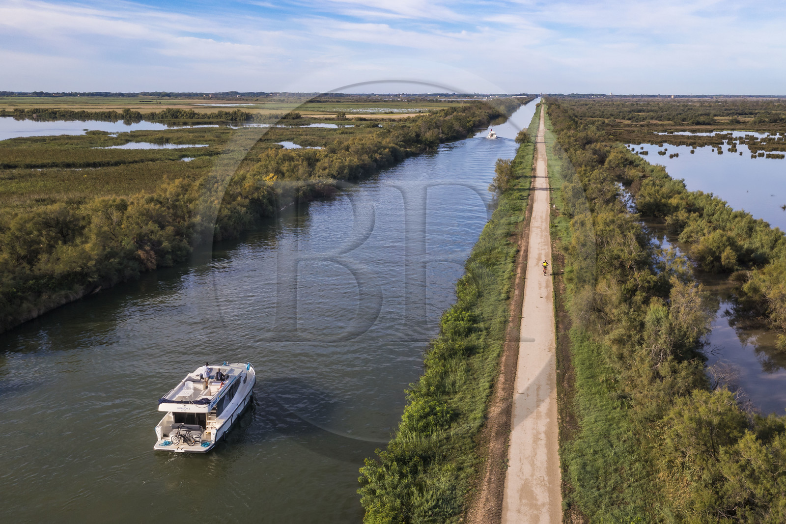 France, Gard (30), la Petite Camargue, navigation d'un bateau de plaisance Le Boat sur le canal du Rhône à Sète entre Gallician et Aigues-Mortes (vue aérienne) France, Gard, the Petite Camargue, navigation of a pleasure boat Le Boat on the Rhone to Sète Canal between Gallician and Aigues-Mortes (aerial view)