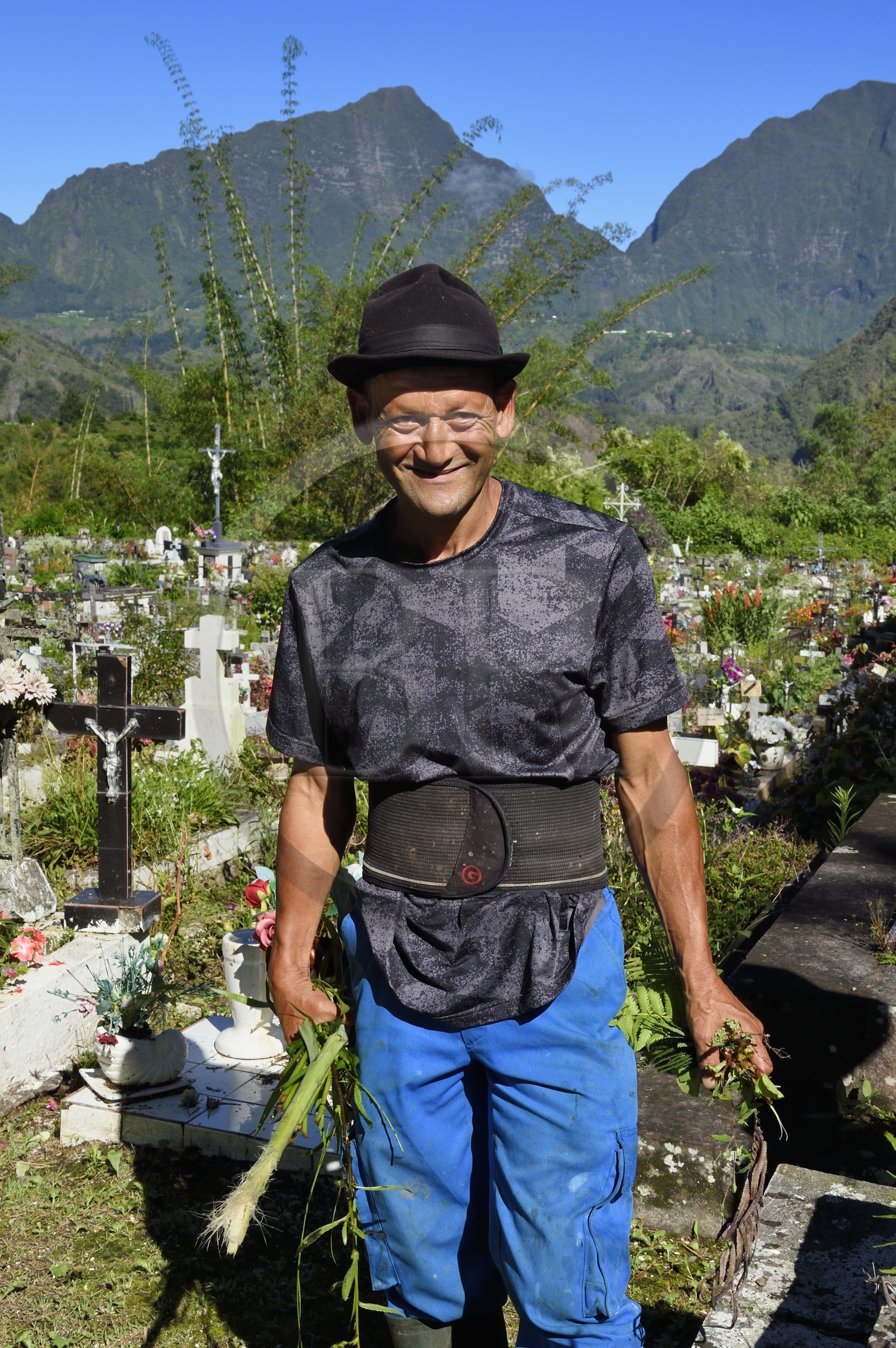 France, Ile de la Reunion, Cirque de Salazie, classé Patrimoine Mondial de l'UNESCO, Hell-Bourg, labellisé les Plus Beaux Villages de France, Philippe Cocotier dit La Chine, agent communal natif de Hell Bourg est en charge de l'entretien du cimetière