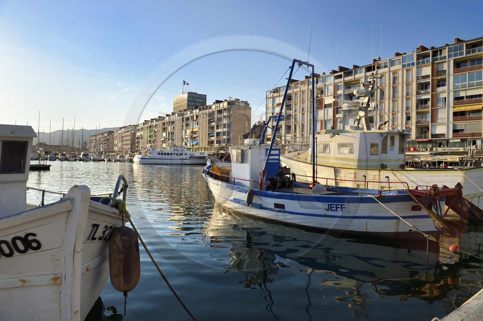 France, Var (83), Toulon, quai Cronstadt, les barres d'immeubles La Frontale conçues par De Mailly suite aux bombardements de 1944, le petit port de pêche en premier plan