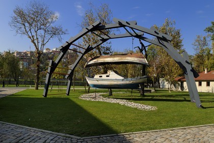 Turquie, Istanbul, l'université et le centre d'art contemporain Santralistanbul des architectes turcs Emre Arolat, Nevzat Sayin, Ihsan Bilgin et Han Tümertekin, sculpture permanente en extérieur