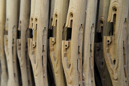 Italie, Lombardie, province de Brescia, Gardone Val Trompia, fabriquant d’armes historiques à chargement par la bouche Davide Pedersoli & C, fabrication de la crosse