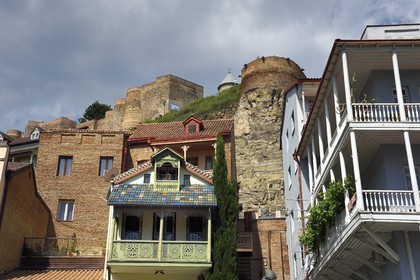 Géorgie, Tbilissi, vieille ville, quartier de Abanotoubani, la forteresse de Narikala (IVème siècle) en arrière plan