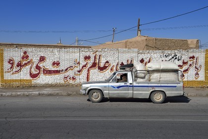 Iran, Province de Yazd, désert du Dasht-e Kavir, Rabat-e-posht-e-Badam, pick-up dans la rue principale