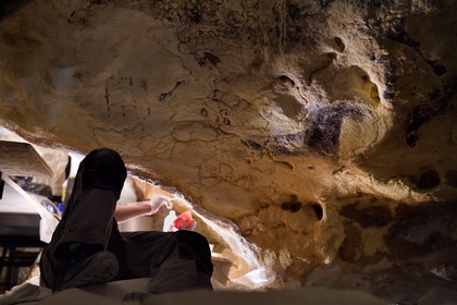 France, Dordogne (24), Montignac, chantier du futur Centre International de l'Art pariétal de Montignac-Lascaux (Lascaux 4), travaux de finitions dans le passage de la grotte reconstituée par l’Atelier des Fac-Similés du Périgord (AFSP)