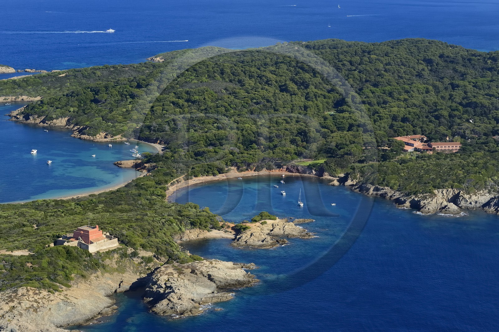 France, Var (83), Iles d'Hyères, parc national de Port Cros, Ile de Porquerolles, le Fort du Grand Langoustier à gauche et le Mas du Langoustier à droite (vue aérienne)