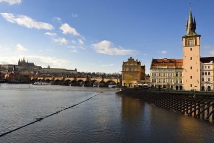 République Tchèque, Prague, centre historique classé Patrimoine Mondial de l' UNESCO, le pont Charles (Karluv Most ou Karlov Most) sur la rivière Vltava et le Château d'eau de la vieille ville