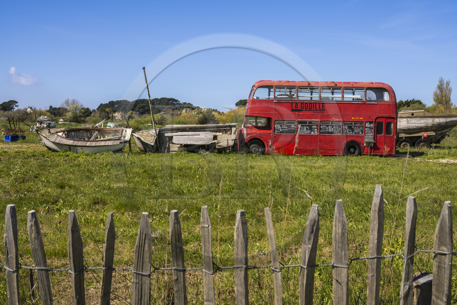 France, Côtes-d'Armor (22), Côte d'Ajoncs, Plougrescant, la plage de Porz Hir ou Pors-hir, carcasses de vieux bateaux et bus à impérial mis au rebut