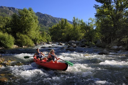 France, Hérault (34), vallée de l' Orb, descente en canoë-kayak de la rivière Orb au moulin de Travassac à Mons la Trivalle, le mont Caroux au fond