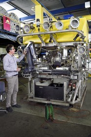 France, Var (83), La Seyne-sur-Mer, Vincent Rigaud, directeur du Centre de Méditerranée de l’Ifremer, devant le véhicule sous-marin autonome (AUV) Victor 6000