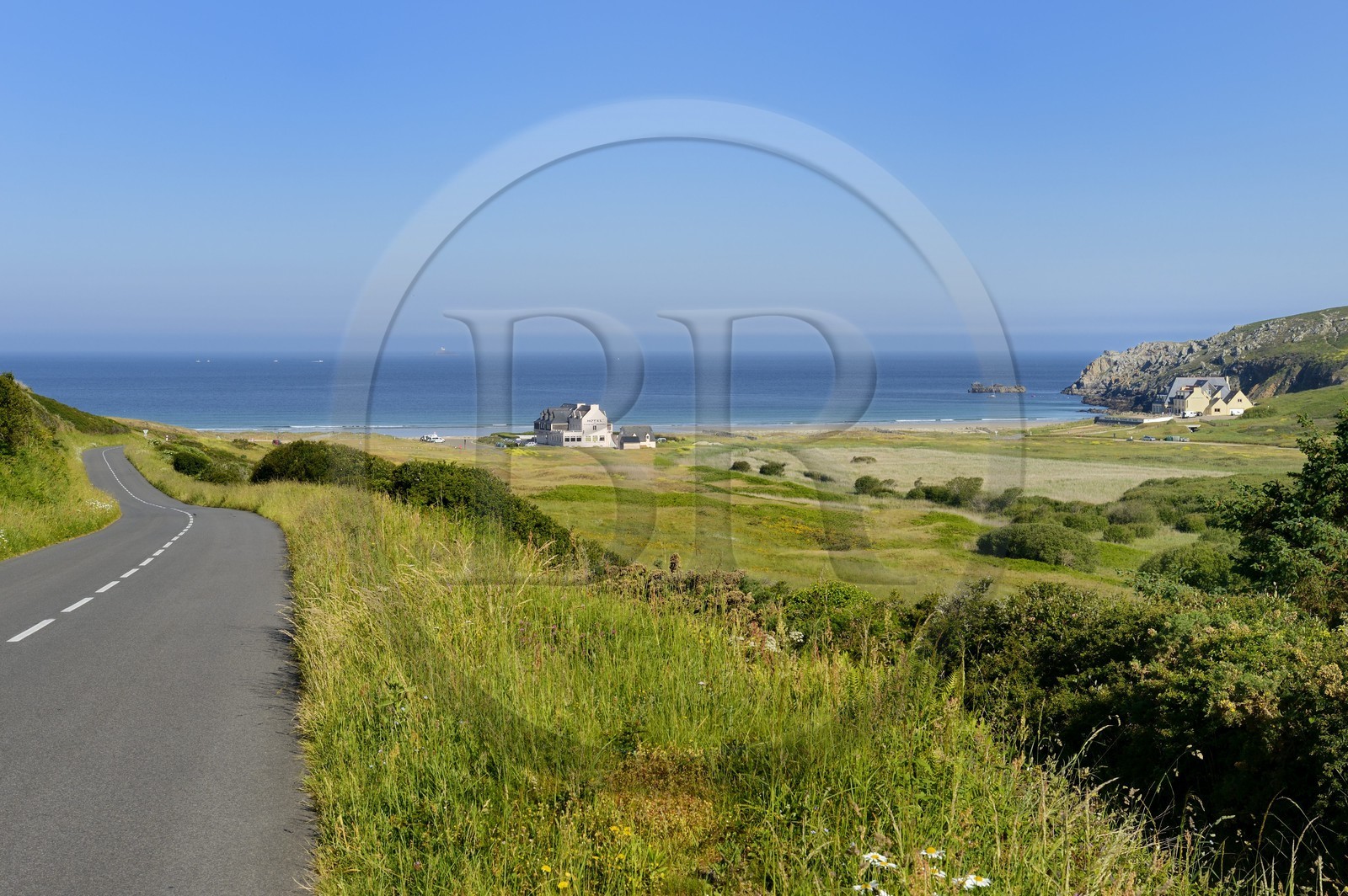 France, Finistère (29),  Mer d'Iroise, Plogoff, route menant vers la plage de la baie des Trépassés