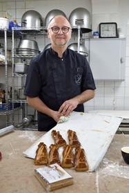 France, Meurthe-et-Moselle (54), Nancy, le patissier Didier Hulot à la fabrication du pain d'épice de la Saint-Nicolas
