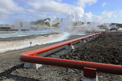 Islande, Grindavik, l'usine Géothermique du Blue Lagoon, canalisations et champ de lave
