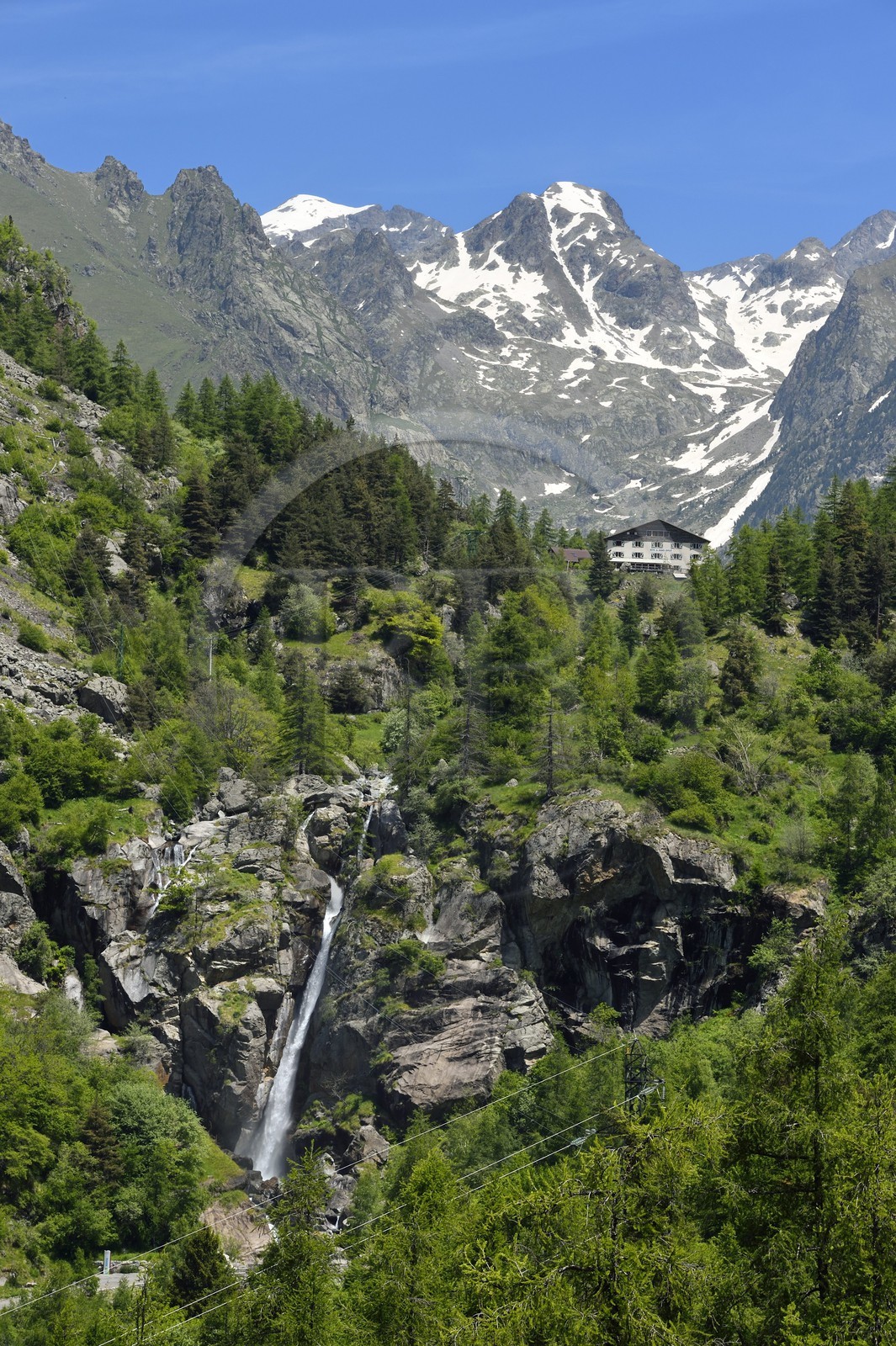 France, Alpes-Maritimes (06), parc national du Mercantour, Haute-Vésubie, vallon de la Gordolasque, l'hôtel du Grand Capelet semble comme posé sur le verrou glacière