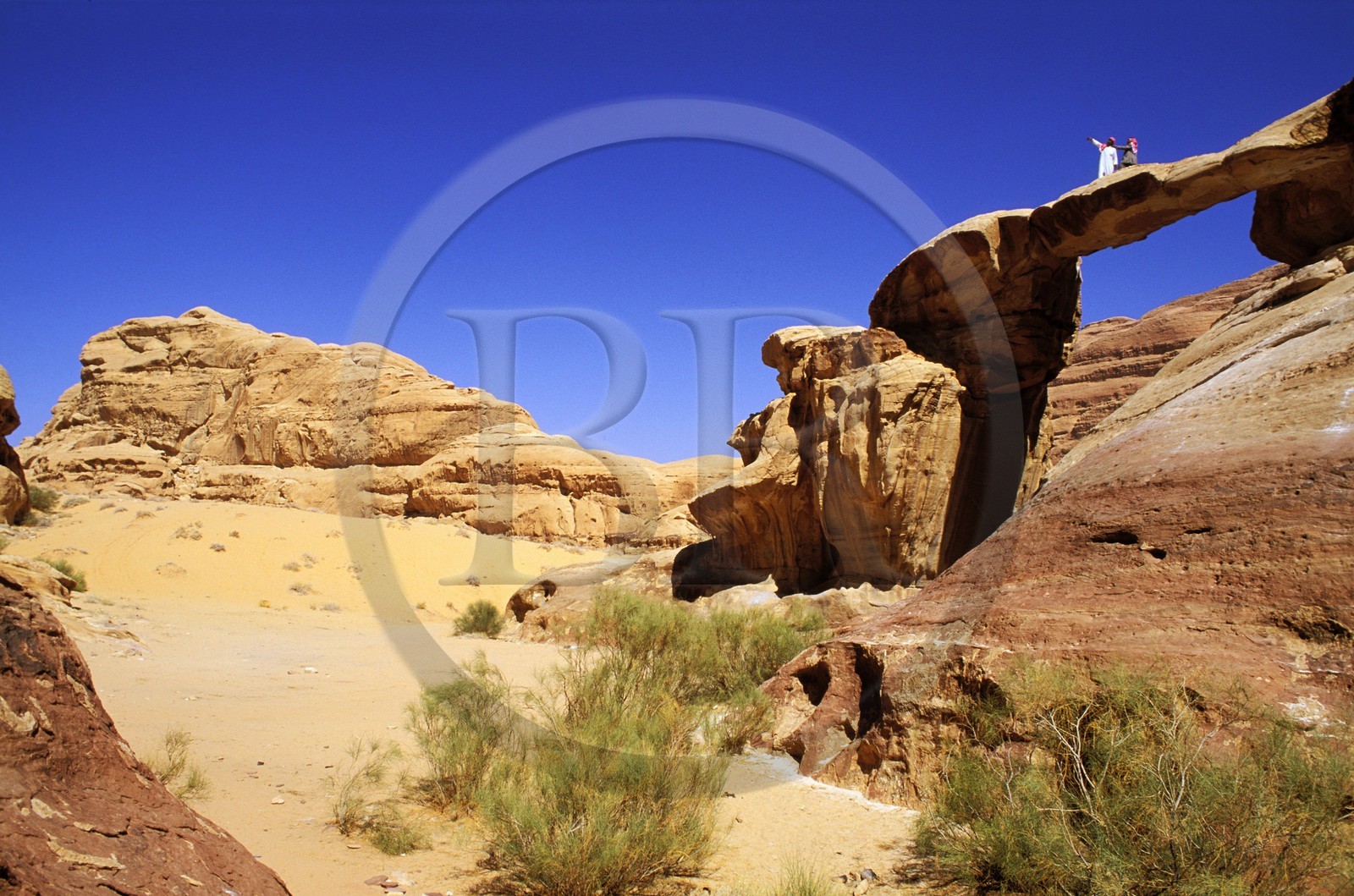 Jordanie, Wadi Rum, des bédouins sur le pont de pierre de Um Fruth