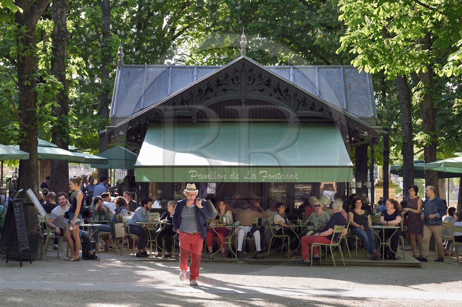 France, Paris (75), les jardin du Luxembourg, terrasse du café Pavillon de la Fontaine dans le parc