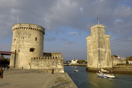 France, Charente-Maritime (17), La Rochelle, la Tour de la Chaine (à gauche) et la Tour Saint-Nicolas protégent l'entrée du Vieux Port