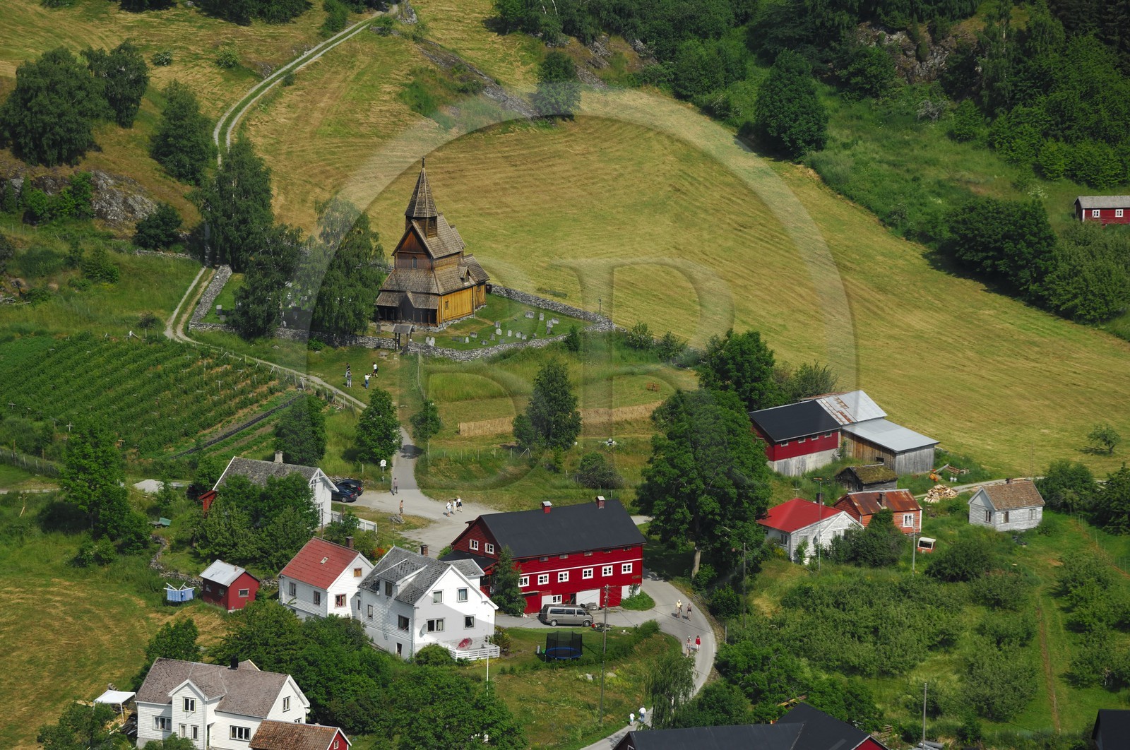 Norvège, Sogn og Fjordane, fjord de Lujster (Lustrafjord), église en bois debout d'Urnes (vue aérienne)