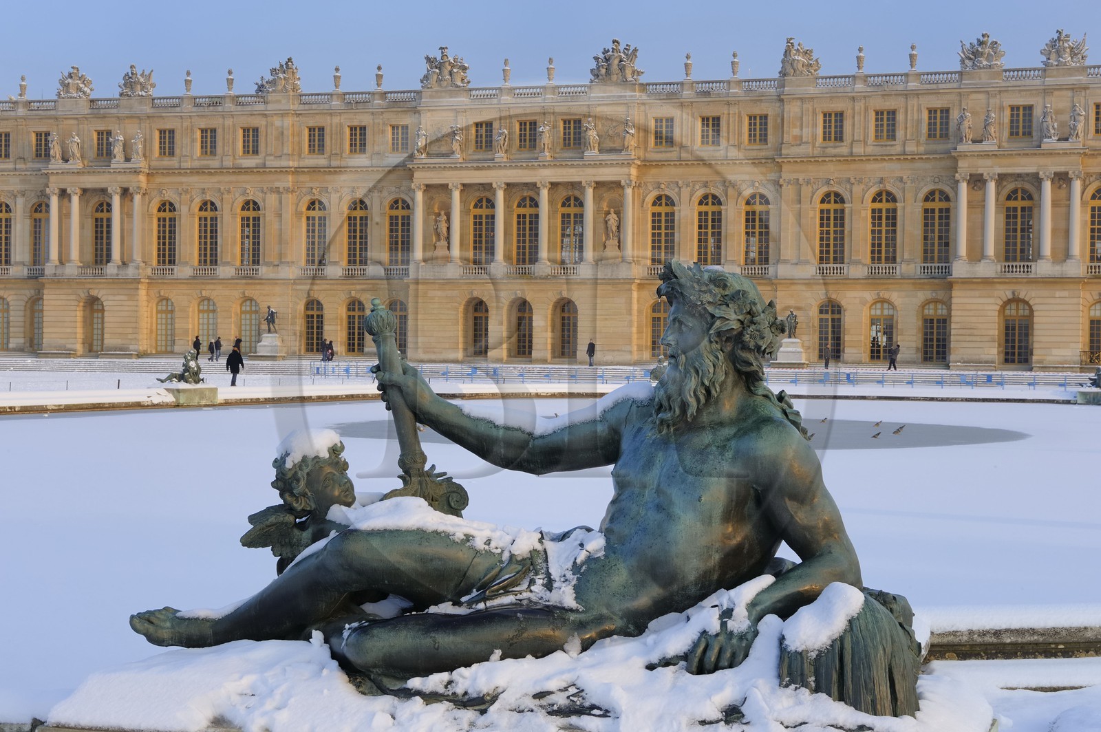 France, Yvelines (78), parc du château de Versailles sous la neige, classé Patrimoine Mondial de l'UNESCO, Parterre d'eau, statue représentant un fleuve français