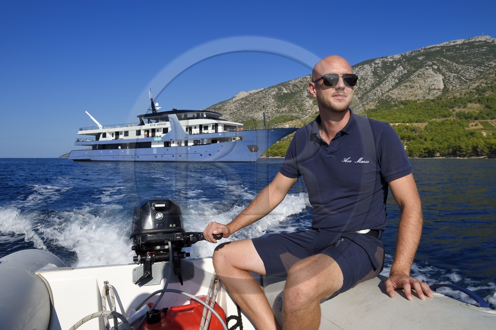 Croatie, Dalmatie, cote dalmate, bateaux de croisière au large de l'Ile de Brac, Bol, la plage de Zlatni Rat ou Corne d'or