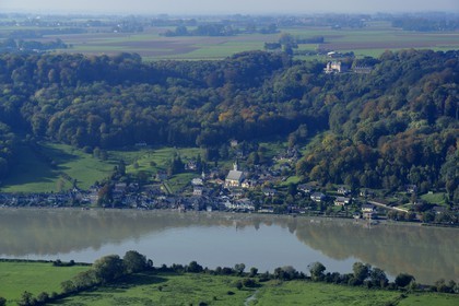 France, Seine-Maritime (76), Villequier et la Seine où se noya Léopoldine Hugo en 1843 dominé par le Chateau (vue aérienne)